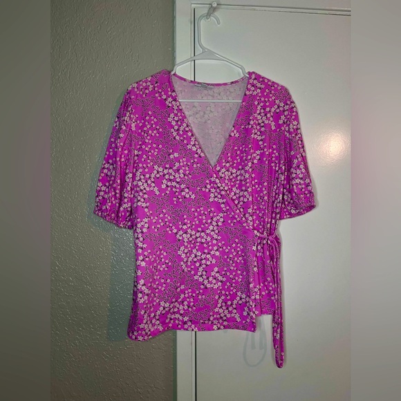 Woman’s pink short sleeve blouse. - Picture 1 of 9
